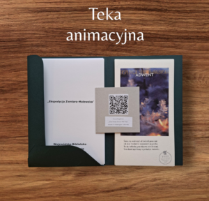 Widok otwartej teki: widoczna biała książka z tytułem "Ekspedycja Zientara-Malewska" niebieska plansza z napisem adwent oraz karta z qrkodem